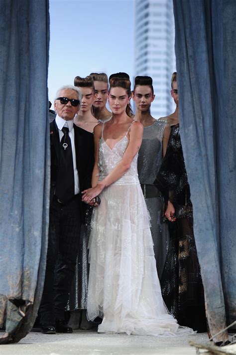 vestiti chanel eleganti|12 look Chanel Haute Couture visti sul red carpet .